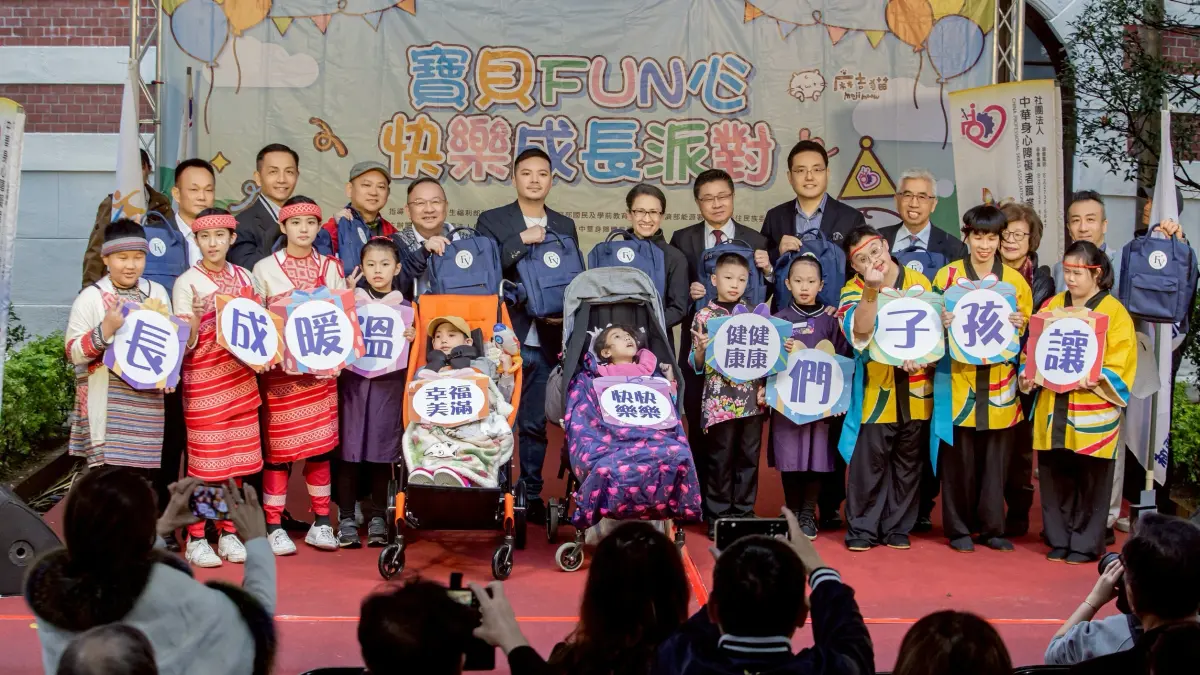 ▲副總統蕭美琴（後排中）與各個企業代表及孩童於「寶貝童心 夢想起飛」童樂會活動合影，共同推動社會關懷行動。（圖／社團法人中華身心障礙者職業技藝協會提供）