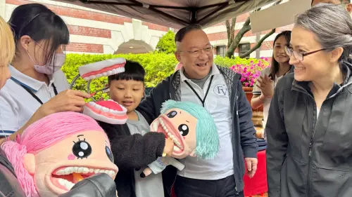 ▲副總統蕭美琴至時尚假期醫美集團在活動中設置的美學與健康教育闖關攤位。（圖／時尚假期醫美集團提供）