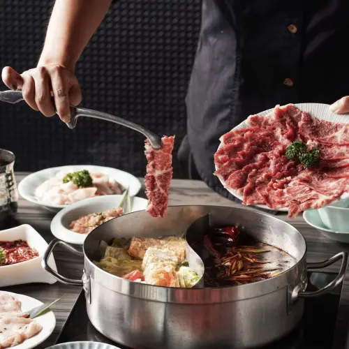 ▲業者稱「燒烤部位的肉質很講究」也需動用很多人力挑選。（圖／翻攝自牛五蔵官網）