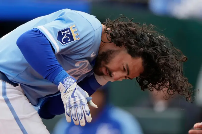 ▲Jonathan India被Emmanuel Clase連續2顆內角高球伺候，第二球直接打中他左臉，讓他當下就痛苦倒地。India本戰3打數1安打，遭到觸身球的前一個打席並未有開轟記錄。（圖／美聯社／達志影像）