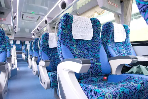 ▲統聯客運坐位分成三排座與四排座，且車上設有USB充電座、車內廁所等服務，讓旅客搭乘時能更加方便。（圖／統聯客運臉書）