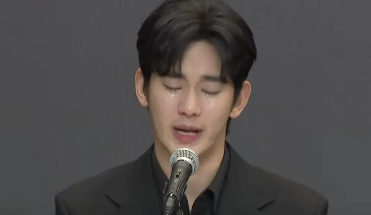 ▲金秀賢（如圖）召開記者會聲淚俱下，雪莉的哥哥表示他其實很冷靜，只是表現得像在哭。（圖／翻攝自연합뉴스TV ）