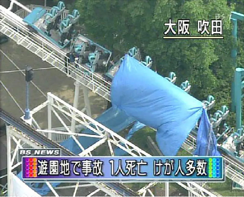 ▲大阪「萬博樂園」雲霄飛車設施當時發生的嚴重脫軌意外震撼全國。(圖/翻攝自日媒)