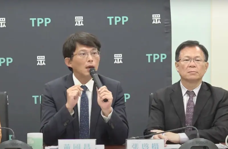 ▲民眾黨主席、立院黨團總召黃國昌(左)砲轟中共武力恫嚇台灣,只會讓兩岸人民距離愈來愈遠。(圖/記者林詠青攝,2025.04.01)