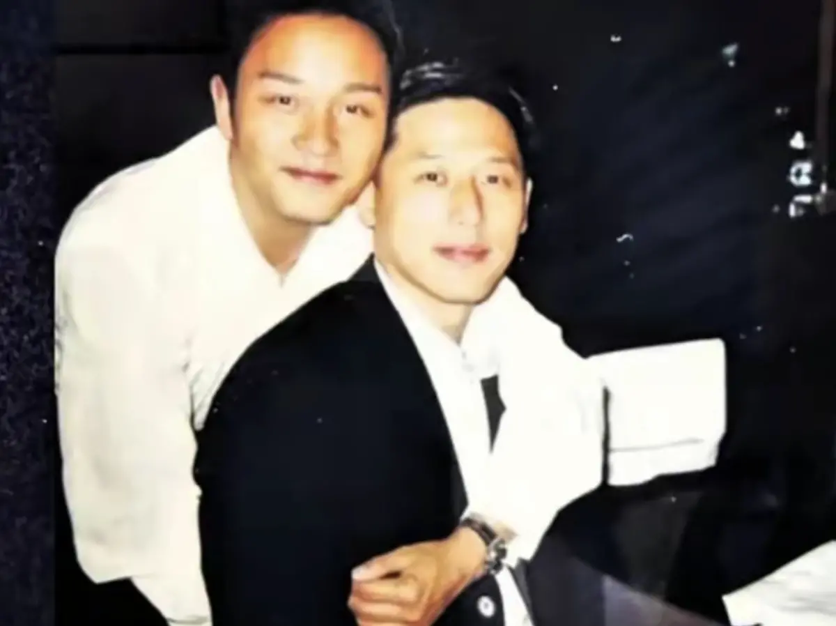 ▲張國榮（左）去世22年，生前摯愛唐鶴德發布最新內容，以他的畫面搭配名曲〈Monica〉，還引述歌詞「誰能代替你地位」，讓粉絲有不少感觸。（圖／摘自微博）