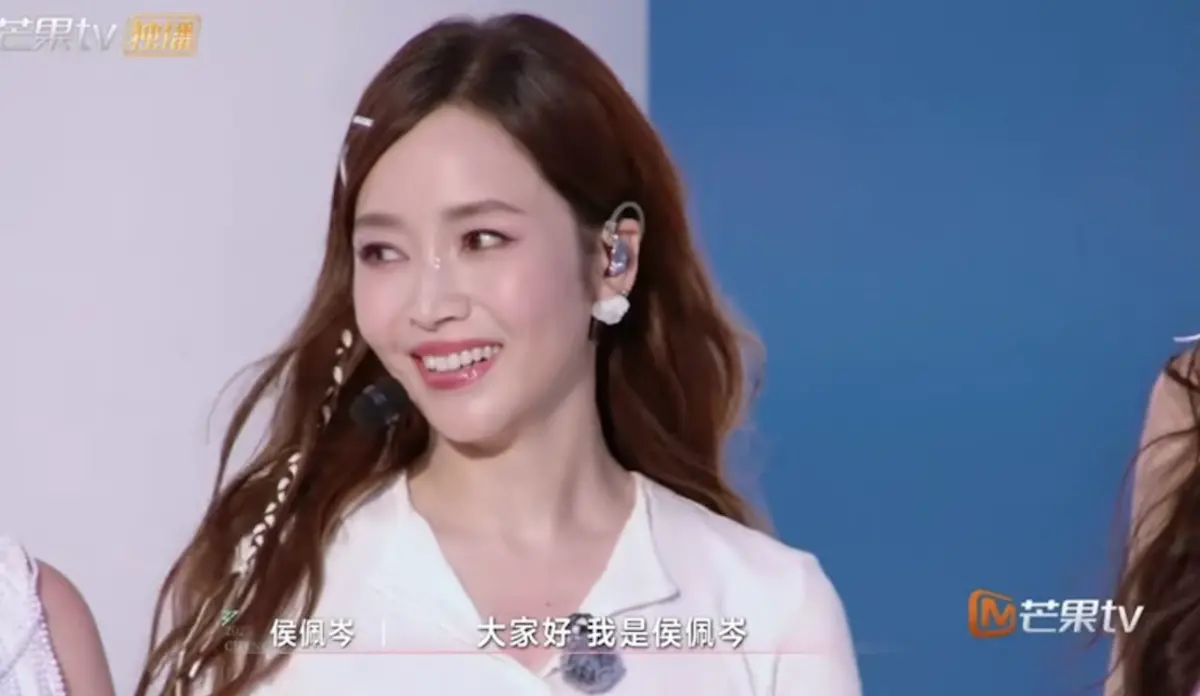 ▲侯佩岑（如圖）輸誠也沒用！在《浪姐6》中只排在24名，但她在節目上總是笑臉迎人，也獲得不少粉絲喜愛。（圖／翻攝自微博）