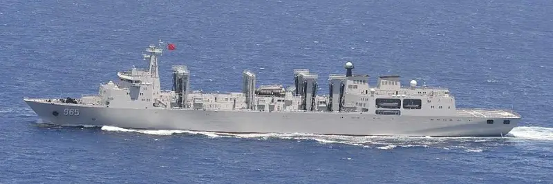 ▲共軍901快速戰鬥支援艦「呼倫湖艦」。（圖／日本防衛省）