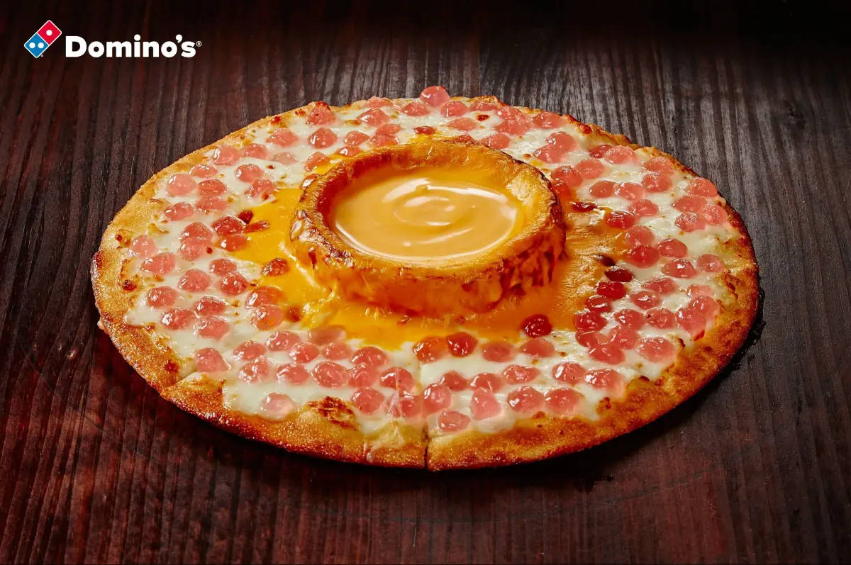 ▲4月1日愚人節達美樂出招，進軍科技業創意推出「晶圓火山披薩」，今外帶指定口味火山披薩免費送「晶圓火山披薩」。讓粉絲笑問「吃了會爆肝嗎？」（圖／達美樂提供）