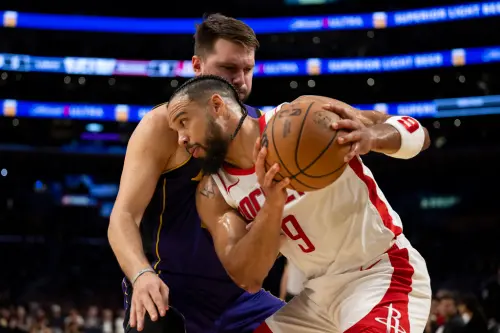 首節雙方形成一場復古的低比分大戰,兩隊得分竟然都沒有達到20分,火箭稍微佔有優勢,以19:16暫時領先。火箭年輕的運動能力在攻防轉換的惡戰中如魚得水,取得一定的優勢,不過湖人靠著Doncic在中場前的罰球,兩節打完以48:48戰成平手。 ▲首節雙方形成一場復古的低比分大戰,兩隊得分竟然都沒有達到20分,火箭稍微佔有優勢,以19:16暫時領先。火箭年輕的運動能力在攻防轉換的惡戰中如魚得水,取得一定的優勢,不過湖人靠著Doncic在中場前的罰球,兩節打完以48:48戰成平手。(圖/美聯社/達志影像)