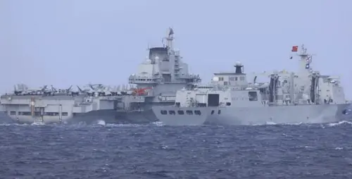 ▲2022年12月下旬，遼寧號航艦的西太平洋遠航訓練，901快速戰鬥支援艦「呼倫湖號」為遼寧號進行航行間補給。（圖／日本海上自衛隊）