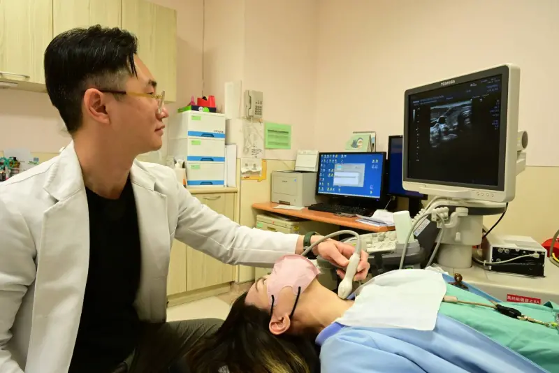 ▲醫師會先透過甲狀腺超音波檢查是否有異狀。(圖／醫院提供2025.4.1)