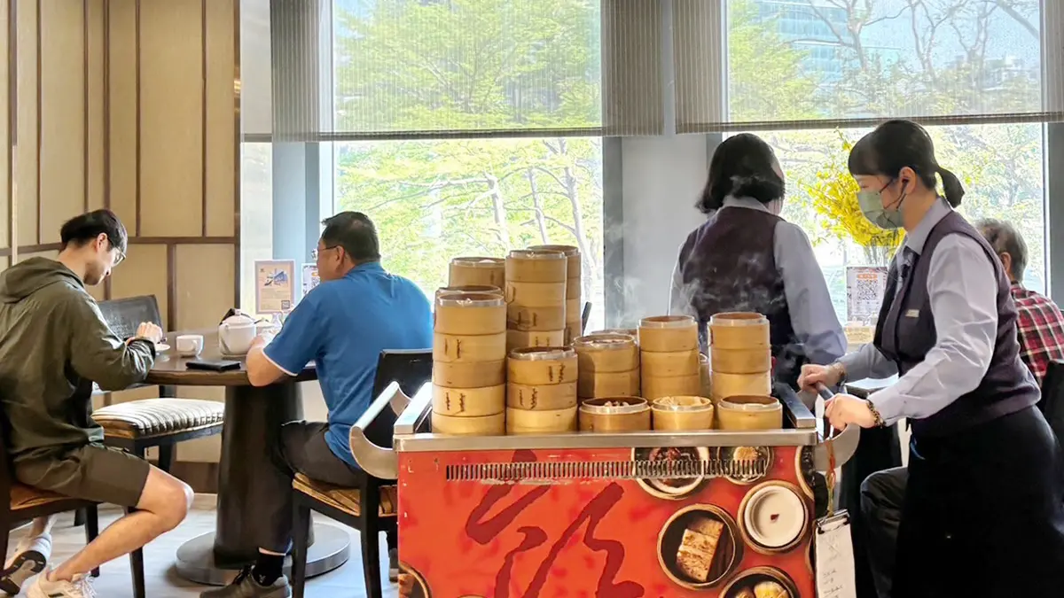 ▲港都茶樓堅持傳統，不僅保留了傳統港式茶樓的點心推車，更由經驗豐富的老師傅親手製作道地港式點心。（圖／高雄翰品酒店提供）