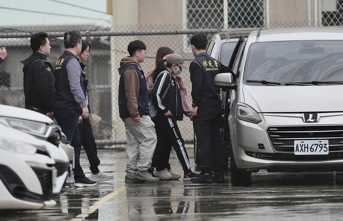 ▲中配小微因發表武統言論，下午將遣返上海。（圖／北市攝影聯誼會提供）