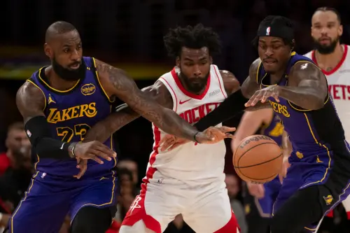 「詹皇」LeBron James此役拿到16分8籃板4助攻2抄截2阻攻,Luka Doncic則攻下20分9助攻。 ▲「詹皇」LeBron James此役拿到16分8籃板4助攻2抄截2阻攻,Luka Doncic則攻下20分9助攻。(圖/美聯社/達志影像)