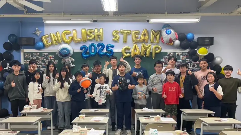 ▲「2025國際英語及STEAM科學冬令營」學員成果發表。（圖／高科大提供）