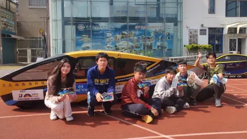 ▲ 「2025國際英語及STEAM科學冬令營」讓學員自行研發的阿波羅太陽能車。（圖／高科大提供）