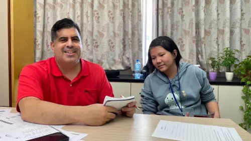 ▲「2025國際英語及STEAM科學冬令營」外師教學員寫作。（圖／高科大提供）