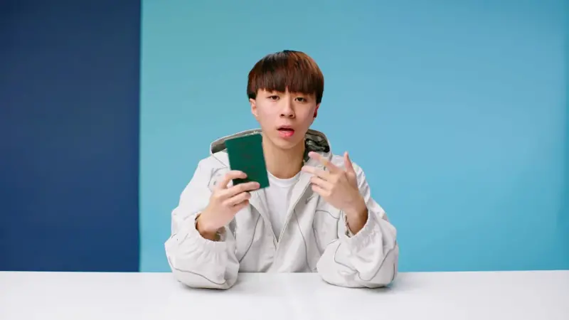 ▲今（1）日稍早Ray登上美國GQ頻道，分享人生不能沒有的「10項必需品」，最重要的就是台灣護照。（圖／翻攝YT@GQ Sports）