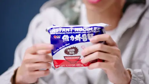 Ray曬出維力炸醬麵,大讚這才是真台灣味。(圖/翻攝YT@GQ Sports) ▲Ray曬出維力炸醬麵,大讚這才是真台灣味。(圖/翻攝YT@GQ Sports)