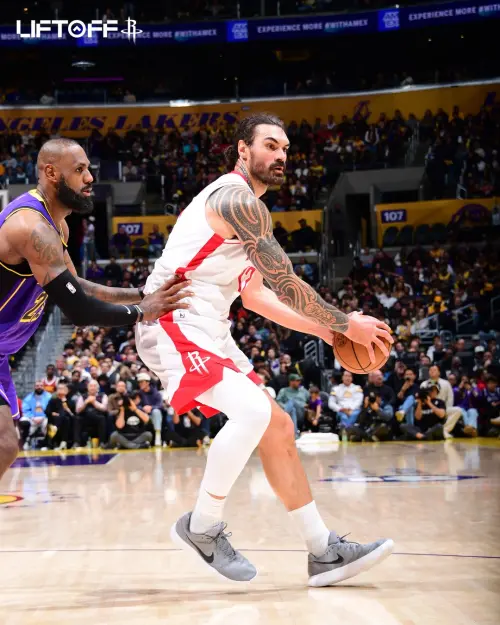 火箭隊此役重用211公分老將中鋒Steven Adams,希望憑藉身高壓制湖人禁區攻勢。 ▲火箭隊此役重用211公分老將中鋒Steven Adams,希望憑藉身高壓制湖人禁區攻勢。(圖/美聯社/達志影像)