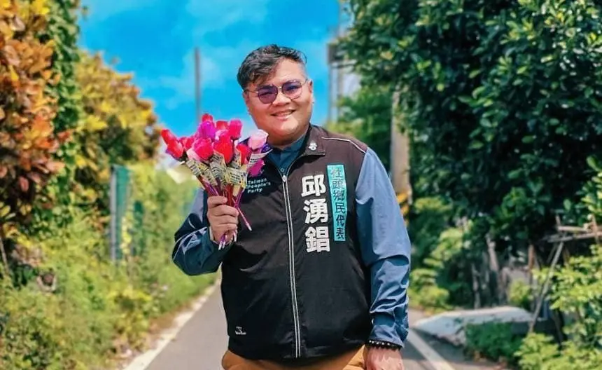 ▲彰化縣社頭鄉民代表邱湧錩表示，今後將以無黨籍身分行走，不再穿民眾黨的背心。（圖／翻攝邱湧錩臉書，2025.04.01）