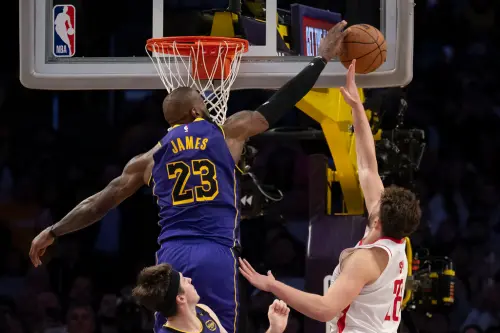 洛杉磯湖人今(2)日在主場迎戰休士頓火箭,「詹皇」LeBron James拿到16分,進攻表現一般,但在關鍵時刻他貢獻重要罰球和阻攻,帶領球隊以104:98在這一場低比分大戰中取勝。(圖/美聯社/達志影像) ▲洛杉磯湖人今(2)日在主場迎戰休士頓火箭,「詹皇」LeBron James拿到16分,進攻表現一般,但在關鍵時刻他貢獻重要罰球和阻攻,帶領球隊以104:98在這一場低比分大戰中取勝。(圖/美聯社/達志影像)