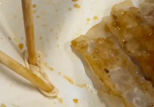 ▲葉先生立刻致電向店家反映，對方堅稱「店內不可能有人吃口香糖」，並不斷強調是「豬肉煮熟後的肉塊」。（圖／當事人授權使用）