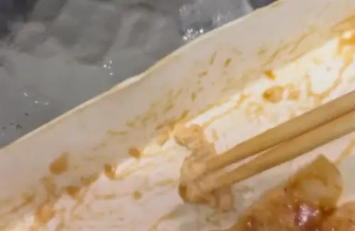 ▲葉先生把口香糖鍋貼帶回店家對質。（圖／當事人授權使用）