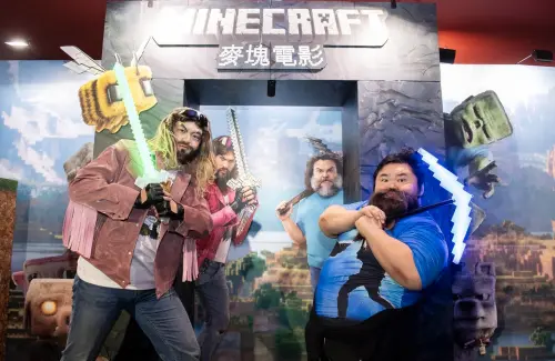 ▲粉絲扮成《MINECRAFT 麥塊電影》的兩位主角，擺出片中的姿勢，出席台灣首映會。（圖／華納兄弟提供）