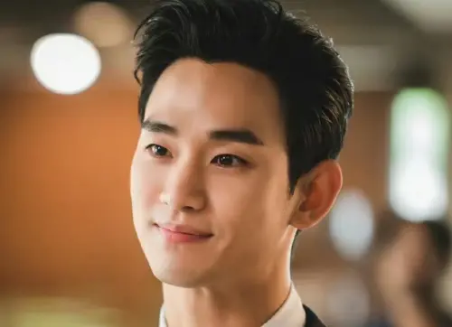 ▲金秀賢遭到廣告商提告28億，不過他拒絕支付。（圖／翻攝自微博）