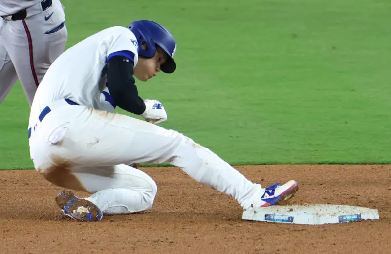 ▲洛杉磯道奇隊日籍球星大谷翔平在今（1）日在迎戰亞特蘭大勇士隊的比賽中，成功運用「新滑壘技巧」完成盜壘。由於去年世界大賽期間左肩受傷的影響，他嘗試改變滑壘方式。（圖／美聯社／達志影像）