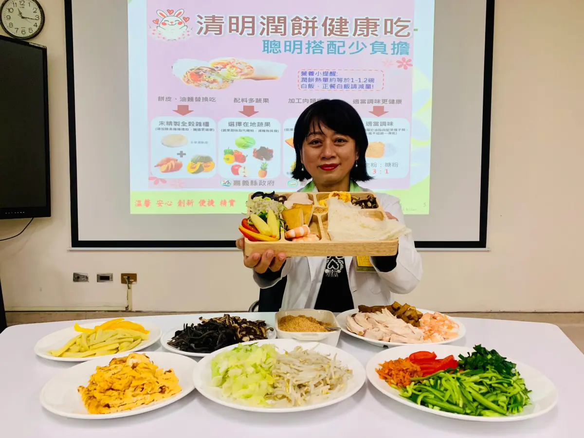 ▲為了讓大家清明節吃潤餅健康無負擔，邱鈴岑營養師在清明節前夕教大家準備食材健康吃潤餅，（圖／台中醫院提供）