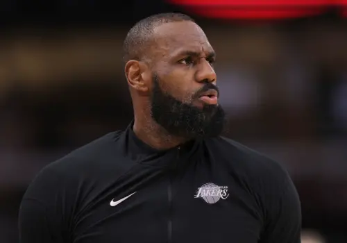 ▲洛杉磯湖人在主場以104：98力克休士頓火箭，拿下寶貴勝利。然而，賽後卻傳出球隊當家球星「詹皇」LeBron James帶病上陣的情況。根據記者Dan Woike報導，他似乎有些感冒的症狀。（圖／美聯社／達志影像）