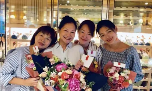 S媽(左二)與女兒們感情深厚,大S(右一)去世到現在兩個月,她還是沒有辦法走出憂傷。 (圖/摘自FB) ▲S媽(左二)與女兒們感情深厚,大S(右一)去世到現在兩個月,她還是沒有辦法走出憂傷。 (圖/摘自FB)