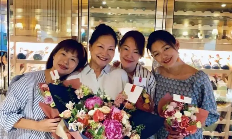 ▲S媽（左2）與女兒們感情深厚，至今還沒辦法走出失去大S（右1）的傷痛。 （圖／翻攝自臉書）