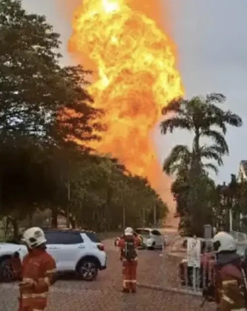 這場大火猛烈並直衝天際,馬來西亞消防局目前派出78名消防員救災。(圖/翻攝自X) ▲這場大火猛烈並直衝天際,馬來西亞消防局目前派出78名消防員救災。(圖/翻攝自X)