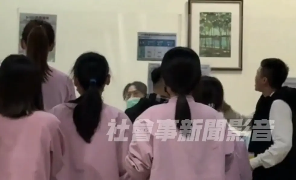▲陳男為朋友掛號不成，在急診室櫃檯前大罵三字經。（圖／翻攝爆料公社臉書，2025.04.01）