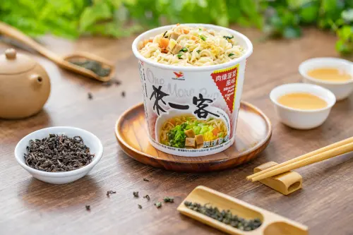 網友嘗試不同的創意,隱藏版吃法用茶包加入肉燥菠菜口味增添香氣。(圖/調理參考) ▲網友嘗試不同的創意,隱藏版吃法用茶包加入肉燥菠菜口味增添香氣。(圖/調理參考)