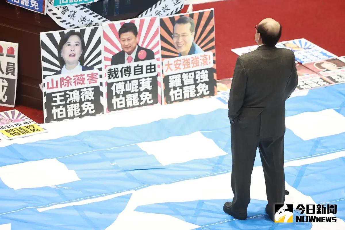 ▲民進黨立委今天持續占據主席台，並在議場留下超大「罷」字樣。（圖／記者葉政勳攝，2025.04.01）