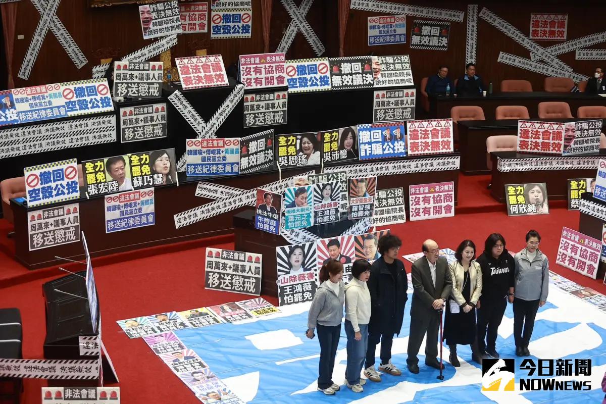 ▲民進黨指控藍白亡國賣台，占據主席台，並在議場留下超大「罷」字樣，呼籲民眾罷免藍白立委。（圖／記者葉政勳攝，2025.04.01）