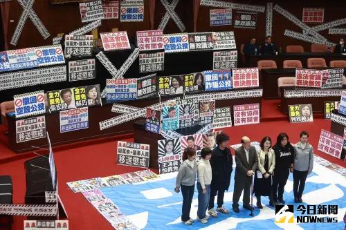 ▲民進黨立委今天持續占據主席台,並在議場留下超大「罷」字樣。(圖/記者葉政勳攝,2025.04.01) ▲民進黨立委今天持續占據主席台,並在議場留下超大「罷」字樣。(圖/記者葉政勳攝,2025.04.01)