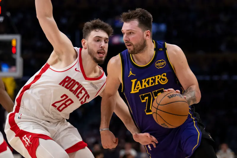 ▲洛杉磯湖人今（1）日在主場迎戰休士頓火箭，Luka Doncic表示火箭試圖限制他的突破，因此他選擇耐心傳導給隊友，並鼓勵射手們果斷出手。（圖／美聯社／達志影像）