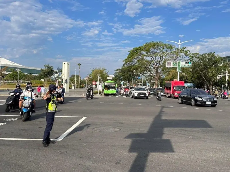 ▲「2025高雄兒童藝術節–樂高雄」活動， 4月3日至4月6日在衛武營登場，高市警局將針對衛武營周邊國重要路口，視交通流量狀況，採「彈性管制禁止左轉」。(圖／高市警局提供)