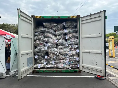 ▲「舊鞋救命！」活動共募集23,800雙鞋、125,000多件衣物與9,350個包包，總重超過45噸，這個貨櫃於31日啟航運往非洲肯亞，為當地孩童帶來溫暖與希望。（圖／南市府環保局提供）