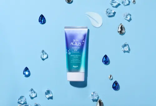 「水潤肌柔光透亮飾底防曬凝露」今年與日本同步,引領最新潮流,推出夢幻新色「冰晶藍」。(圖/曼秀雷敦提供) ▲「水潤肌柔光透亮飾底防曬凝露」今年與日本同步,引領最新潮流,推出夢幻新色「冰晶藍」。(圖/曼秀雷敦提供)