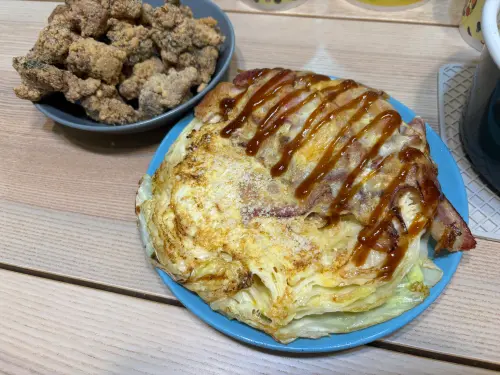 ▲記者實際試作高麗菜煎,加入冰箱沒用完的培根肉,一半加現成大阪燒醬、一半灑起司粉,沒有海苔粉也很美味。(圖/記者徐銘穗攝) ▲記者實際試作高麗菜煎,加入冰箱沒用完的培根肉,一半加現成大阪燒醬、一半灑起司粉,沒有海苔粉也很美味。(圖/記者徐銘穗攝)