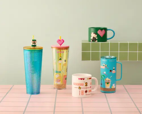 星巴克麥塊風新品!奶油餅乾星冰樂開喝荸薺爆珠 薄巧星冰樂來了 ▲左起:「24OZ小熊玩家TOGO冷水杯」1280元、「24OZ小熊闖關TOGO冷水杯」800元、「小熊闖關溫變馬克杯」580元、「小熊玩家馬克杯」620元、「小熊闖關不鏽鋼把手杯」1100元。(圖/星巴克提供)