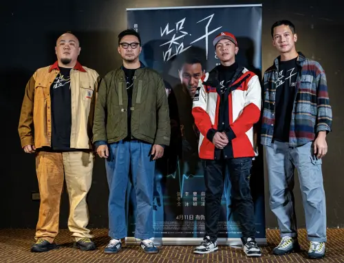▲《器子》導演簡學彬(左二)與大淵(左一)、小春(右二)、梁瀚名一起出席影片試映記者會。(圖/華映娛樂提供) ▲《器子》導演簡學彬(左二)與大淵(左一)、小春(右二)、梁瀚名一起出席影片試映記者會。(圖/華映娛樂提供)