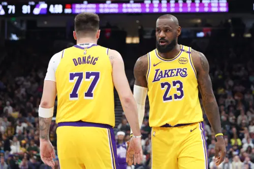 ▲洛杉磯湖人超級球星「詹皇」LeBron James自己創辦的播客節目《Mind the Game》即將播出第二季。他新任節目搭檔將是NBA傳奇控衛Steve Nash，而在近期錄製的一集中，兩人特別談論到Luka Doncic的獨特球風與影響力。（圖／美聯社／達志影像）