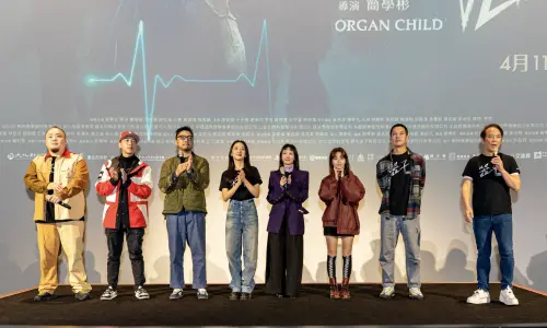 ▲《器子》眾演員和導演、監製,一起上台向欣賞試片的觀眾致意,期待正式上片後能獲得支持。(圖/華映娛樂提供) ▲《器子》眾演員和導演、監製,一起上台向欣賞試片的觀眾致意,期待正式上片後能獲得支持。(圖/華映娛樂提供)